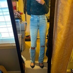 Abercrombie & Fitch 90’s Straight Ultra High Rise Jeans destroyed knees jeans.